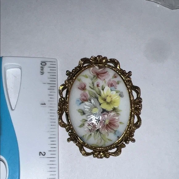 Floral Cameo Brooch with Gold Frame - Picture 5 of 5